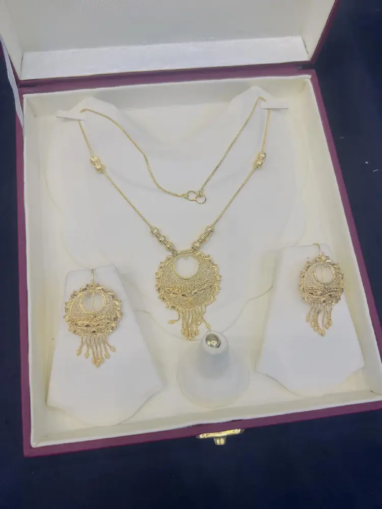Beautiful gold polish locket set with real goldlook