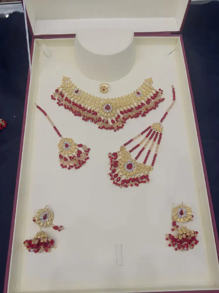 Beautiful gold polish  necklace set with real goldlook