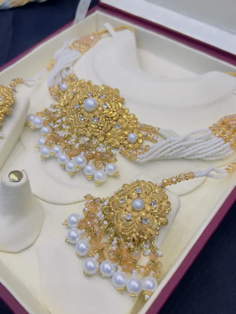 Beautiful gold polish choker set with real goldlook