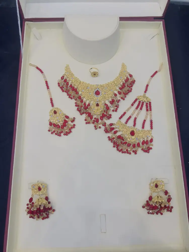 Beautiful gold polish necklace set with real goldlook