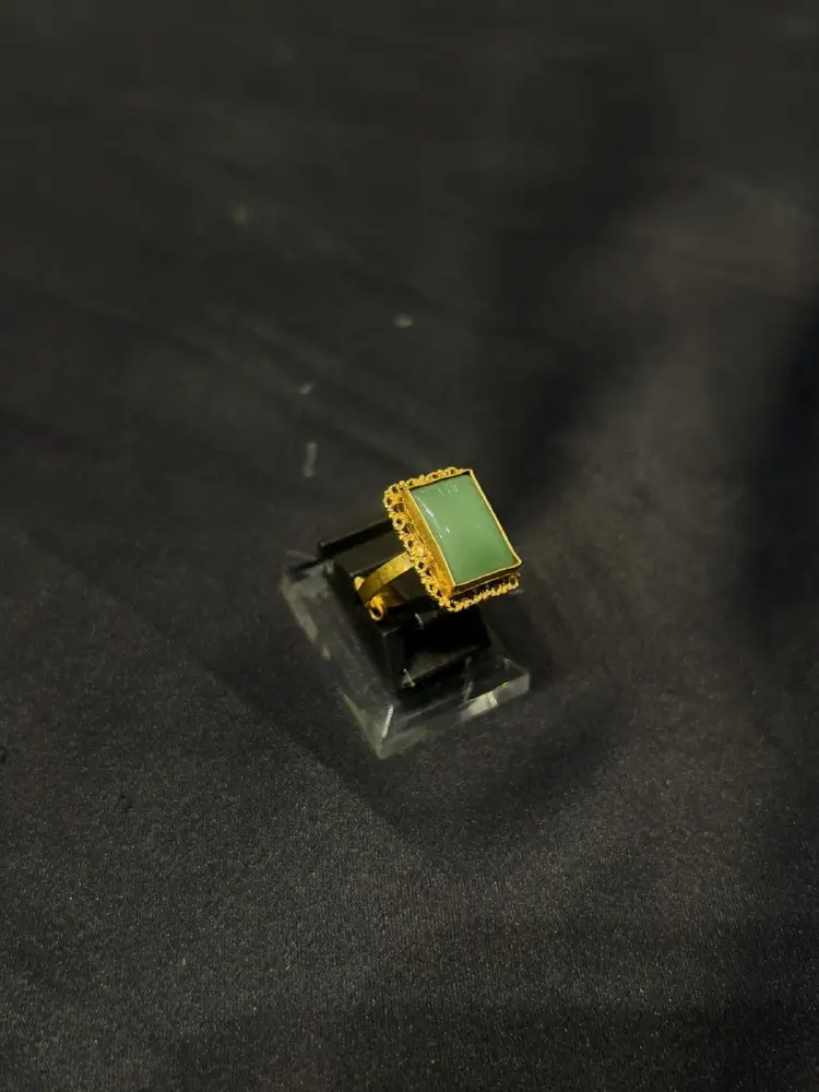 Goldplated adjustable Ring in green stone