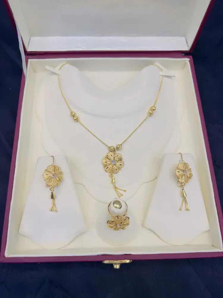 Beautiful bridle gold polish necklace with real goldlook